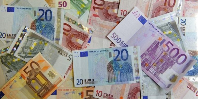 Euro ra me 0.49 per qind ndaj lekut ne gusht, prane nivelit me te ulet historik 